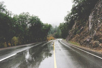 Фон горной дороги после дождя